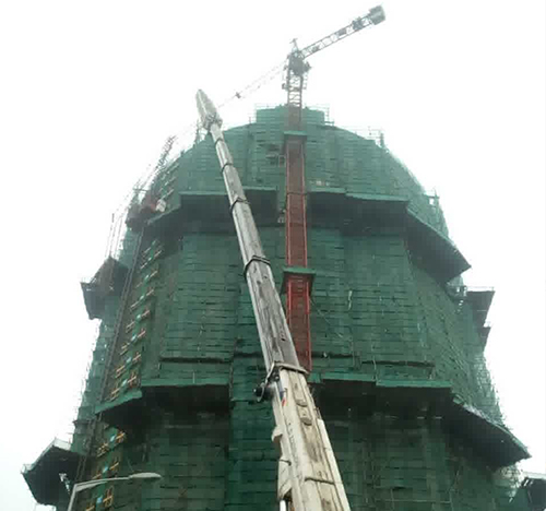 仙游吊车在工地上作业